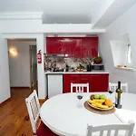 Charming 2 Bedroom In Centre アパート