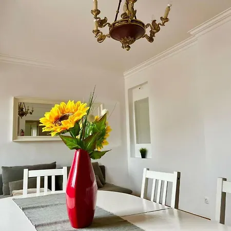 Charming 2 Bedroom In Centre *