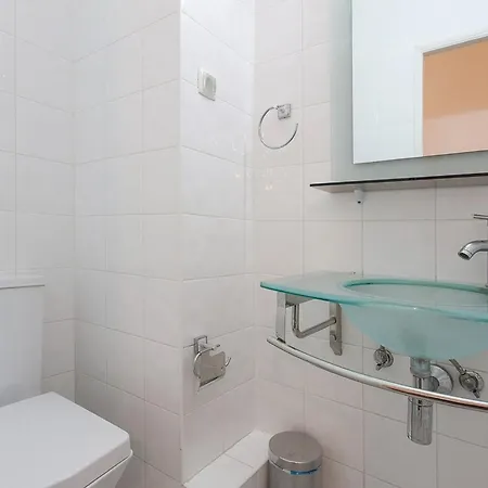 Apartman Charming 2 Bedroom In Centre *